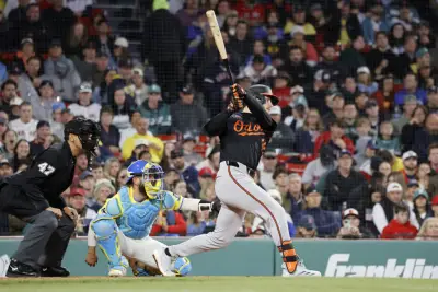 Orioles hang on to win nightcap against the Red Sox 2-1